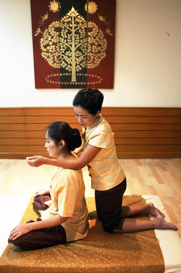 Thai Back, Shoulder & Head Massage + herbal compress